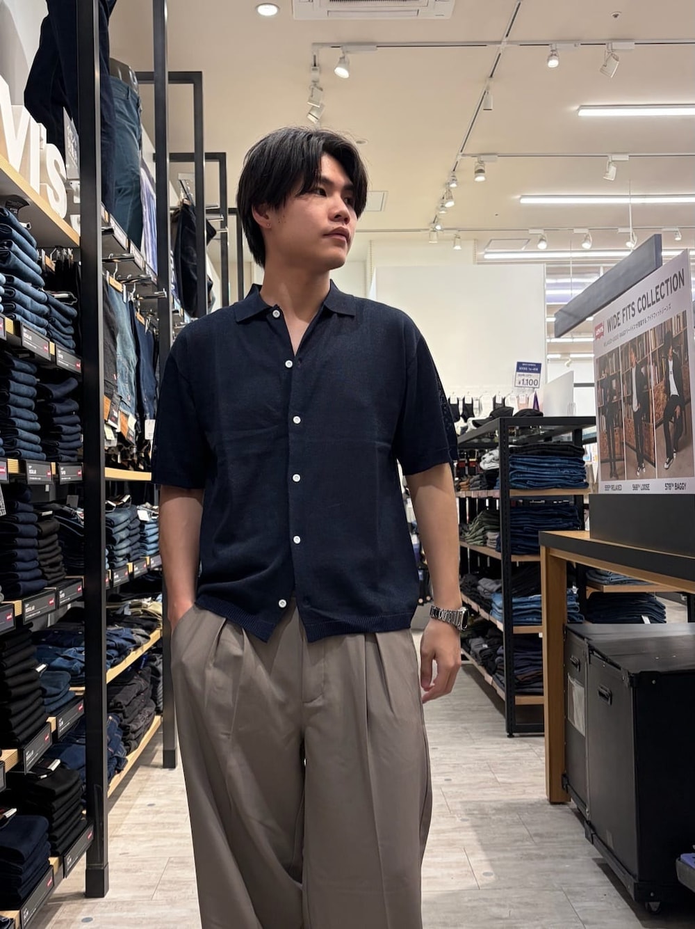 ブルー系のニット/セーター、グレー系のその他パンツを着用したメンズの春コーディネートの7枚目の写真
