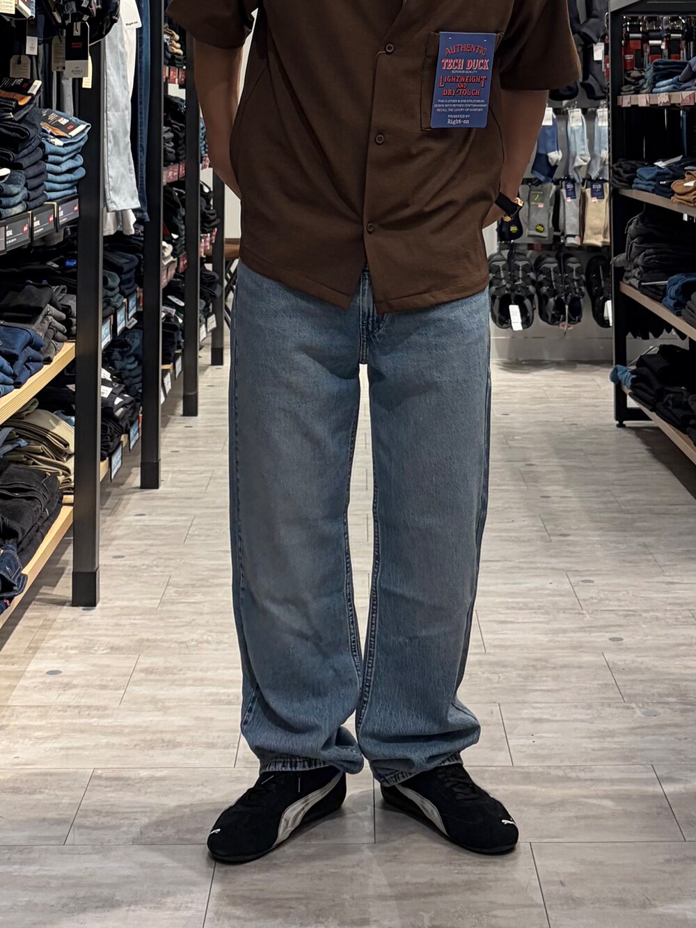 ブルー系のデニムパンツ、ブラウン系のシャツ/ブラウスを着用したメンズの夏コーディネートの5枚目の写真