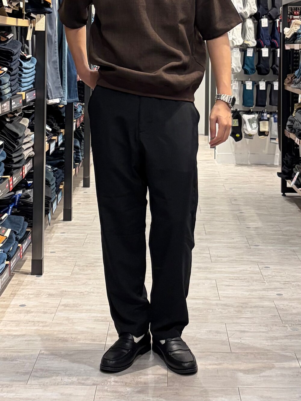 ブラウン系のTシャツ/カットソー、ブラック系のその他パンツを着用したメンズの夏コーディネートの7枚目の写真