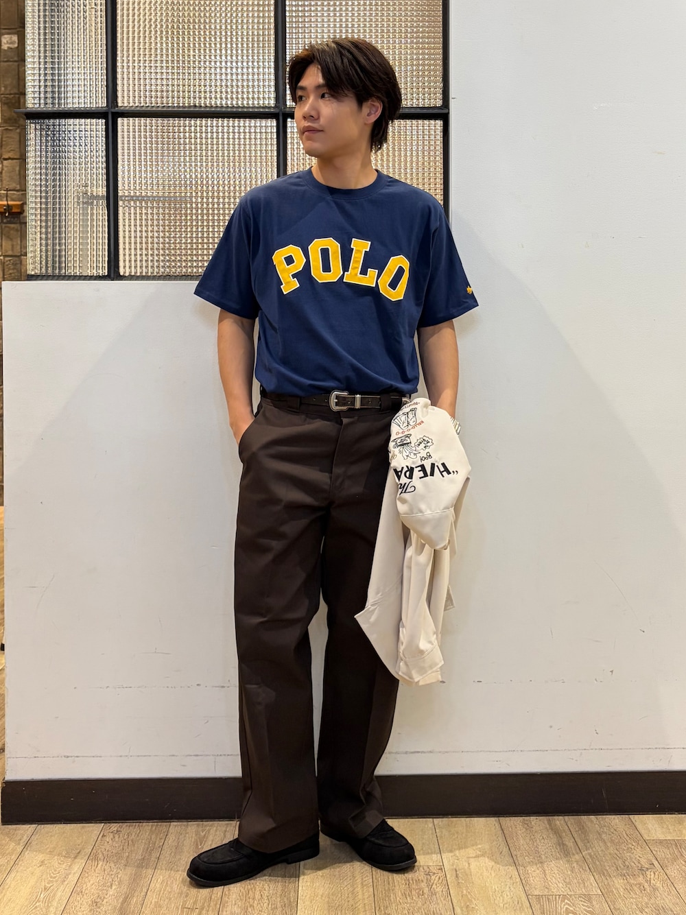 ブルー系のTシャツ/カットソー、ホワイト系のシャツ/ブラウスを着用したメンズの秋コーディネートの6枚目の写真
