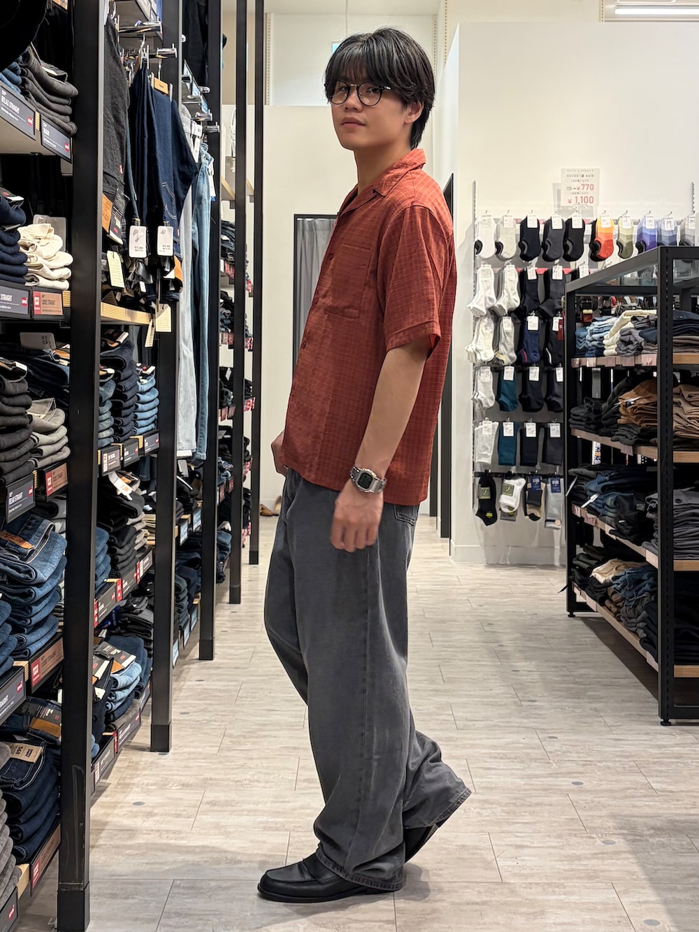 レッド系のシャツ/ブラウス、ブラック系のデニムパンツ、ブラック系のその他を着用したメンズの夏コーディネートの5枚目の写真