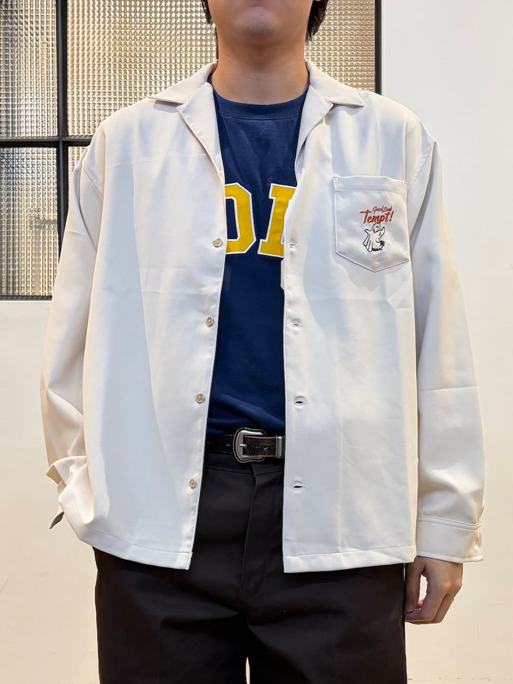 ブルー系のTシャツ/カットソー、ホワイト系のシャツ/ブラウスを着用したメンズの秋コーディネートの5枚目の写真