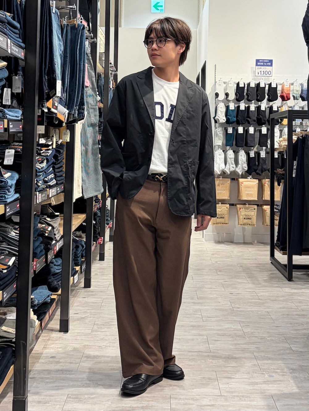 ホワイト系のTシャツ/カットソー、ブラウン系のその他パンツ、ブラック系のテーラードジャケットを着用したメンズの夏コーディネートの2枚目の写真
