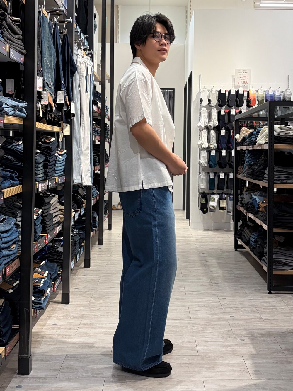 ホワイト系のシャツ/ブラウス、ブルー系のデニムパンツ、ブラック系のその他を着用したメンズの夏コーディネートの3枚目の写真