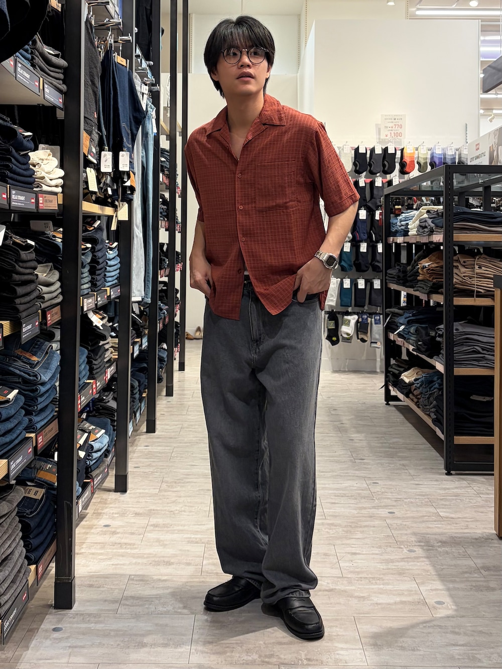 レッド系のシャツ/ブラウス、ブラック系のデニムパンツ、ブラック系のその他を着用したメンズの夏コーディネートの2枚目の写真