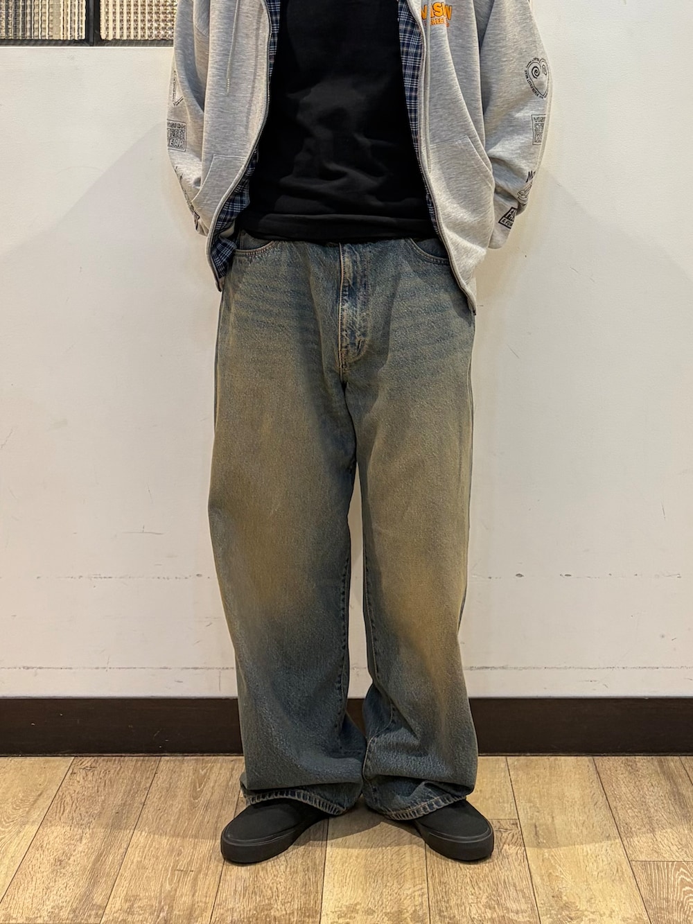 ブルー系のデニムパンツ、ブラック系のTシャツ/カットソーを着用したメンズの秋コーディネートの7枚目の写真