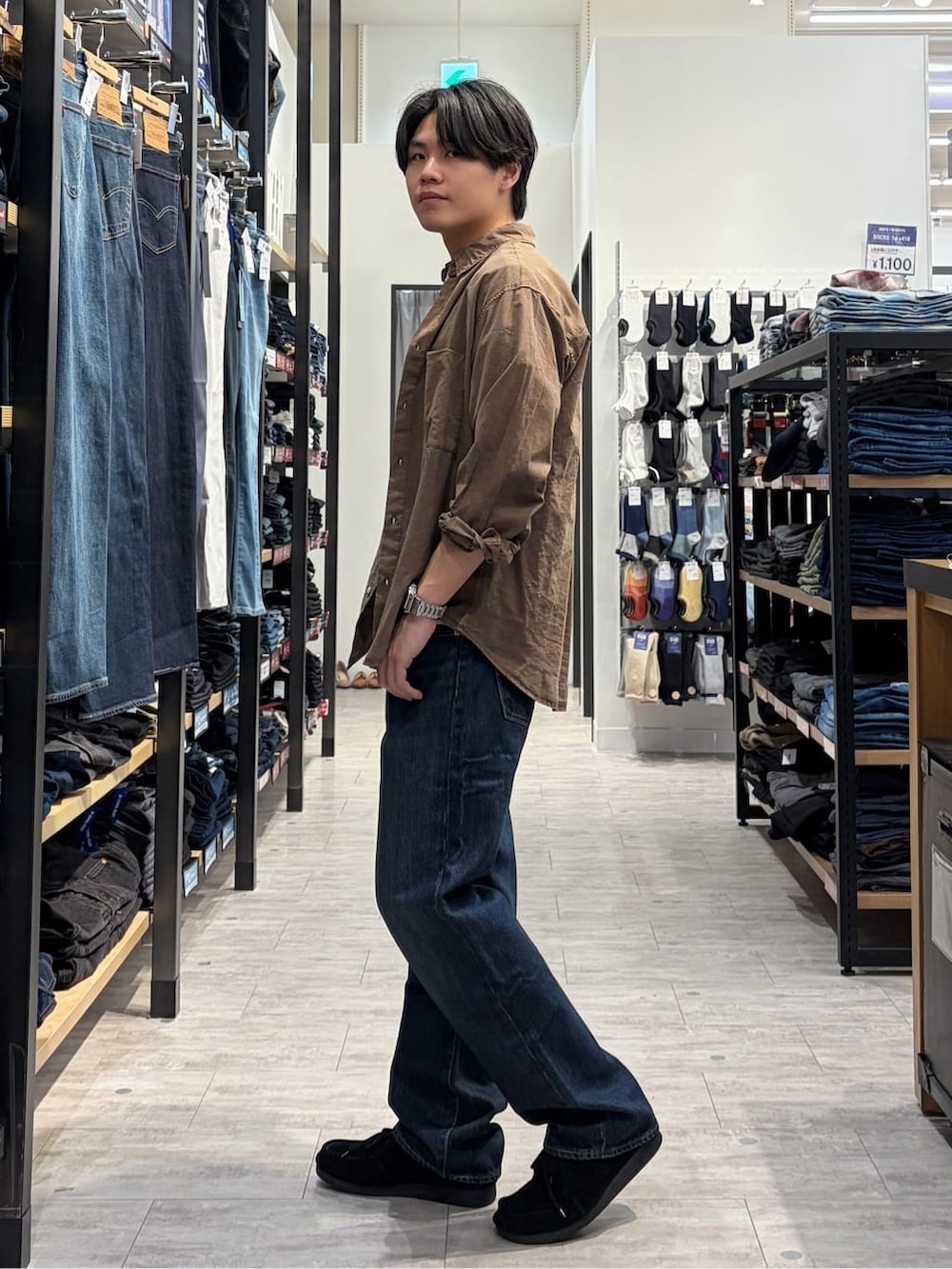 ブラウン系のシャツ/ブラウス、ホワイト系のTシャツ/カットソー、ブルー系のデニムパンツを着用したメンズの春コーディネートの4枚目の写真