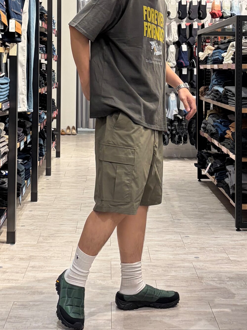 グリーン系のその他パンツ、グレー系のTシャツ/カットソー、ブラウン系のキャップを着用したメンズの夏コーディネートの8枚目の写真