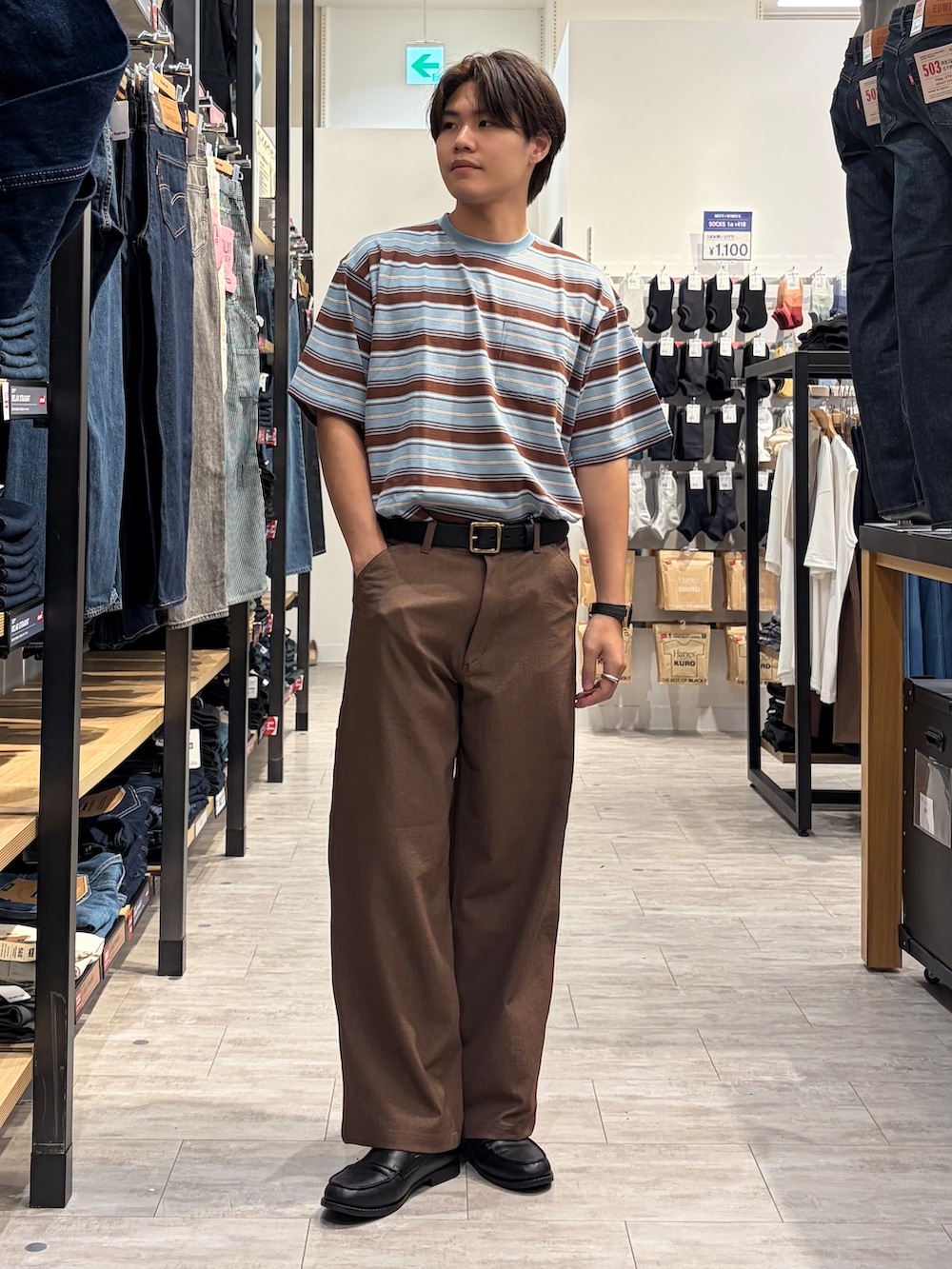 ブルー系のTシャツ/カットソー、ブラウン系のその他パンツ、ブラウン系のブルゾンを着用したメンズの夏コーディネートの9枚目の写真