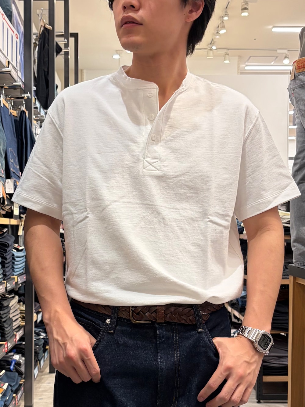 ホワイト系のTシャツ/カットソー、ブルー系のデニムパンツを着用したメンズの夏コーディネートの5枚目の写真