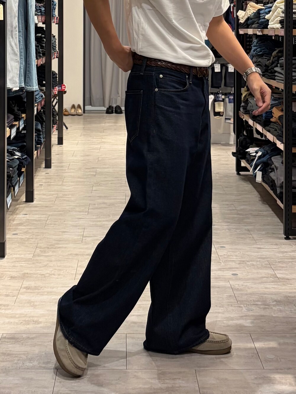 ホワイト系のTシャツ/カットソー、ブルー系のデニムパンツを着用したメンズの夏コーディネートの7枚目の写真