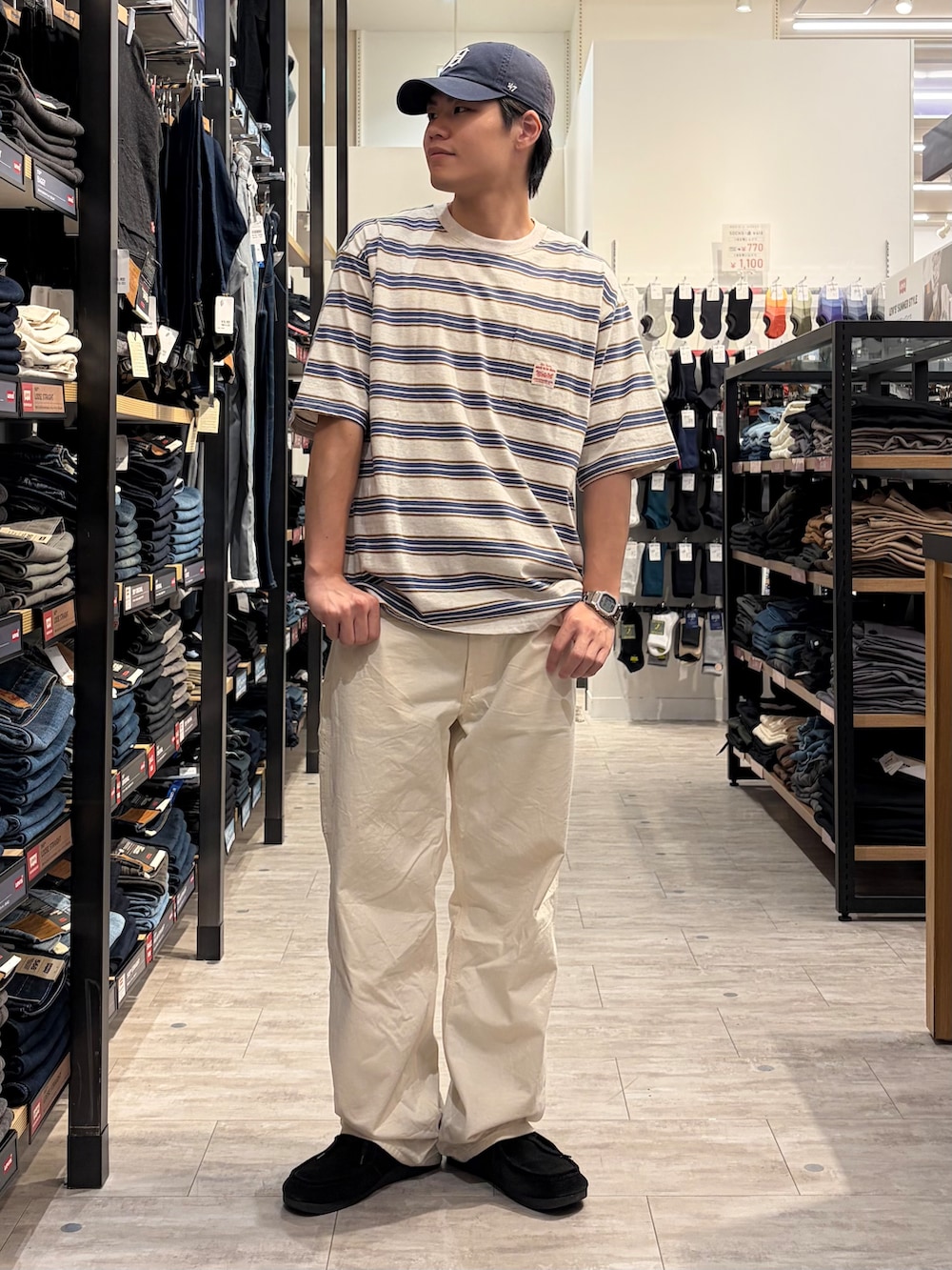 ホワイト系のTシャツ/カットソー、ブラウン系のシャツ/ブラウスを着用したメンズの夏コーディネートの7枚目の写真