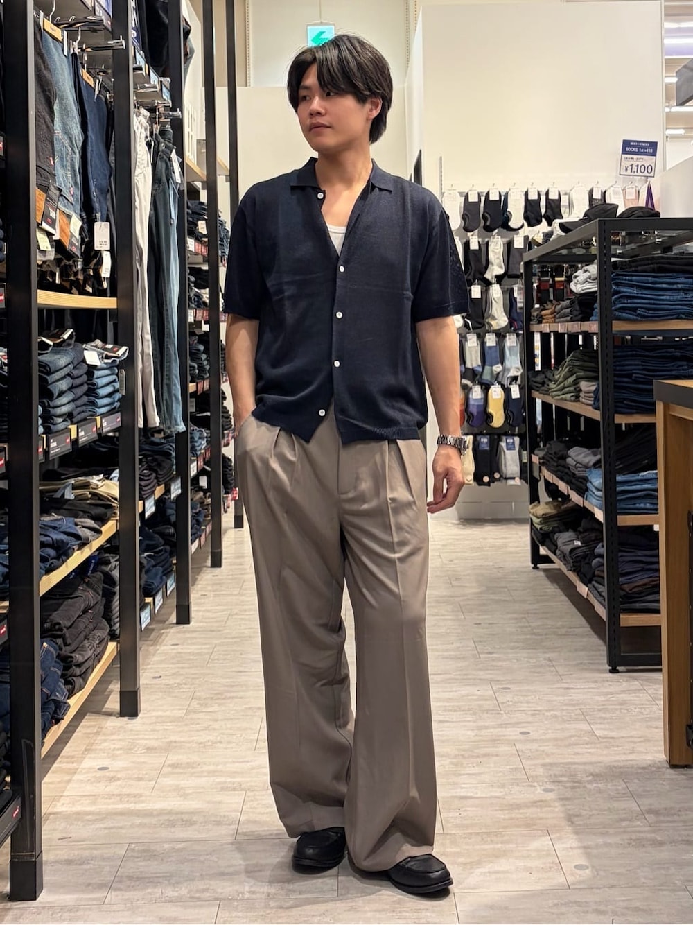 ブルー系のニット/セーター、グレー系のその他パンツを着用したメンズの春コーディネートの2枚目の写真