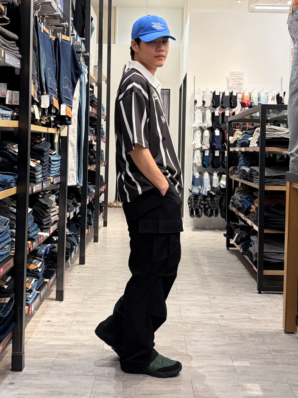 ブラック系のその他パンツ、ホワイト系のタンクトップ、ブルー系のキャップを着用したメンズの夏コーディネートの3枚目の写真