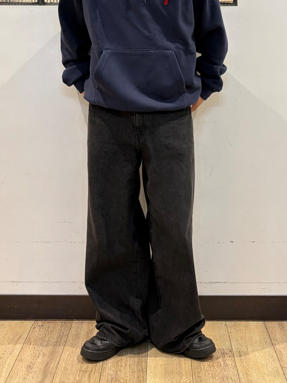 ブルー系のTシャツ/カットソー、ホワイト系のTシャツ/カットソー、ブラウン系のキャップを着用したメンズの秋コーディネートの8枚目の写真