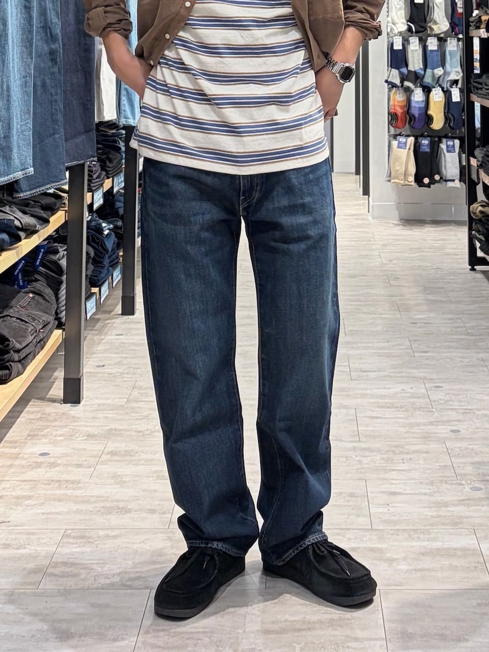 ブラウン系のシャツ/ブラウス、ホワイト系のTシャツ/カットソー、ブルー系のデニムパンツを着用したメンズの春コーディネートの7枚目の写真