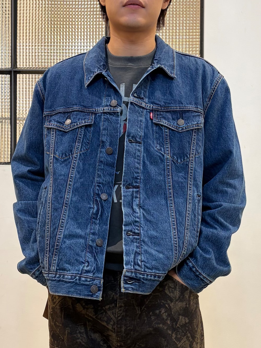 グレー系のTシャツ/カットソー、グリーン系のその他パンツ、ブルー系のブルゾンを着用したメンズの秋コーディネートの5枚目の写真