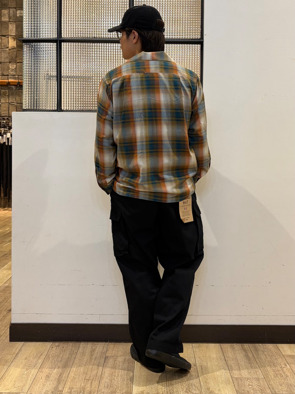 ブラック系のその他パンツ、ブラック系のTシャツ/カットソー、ベージュ系のシャツ/ブラウスを着用したメンズの秋コーディネートの4枚目の写真