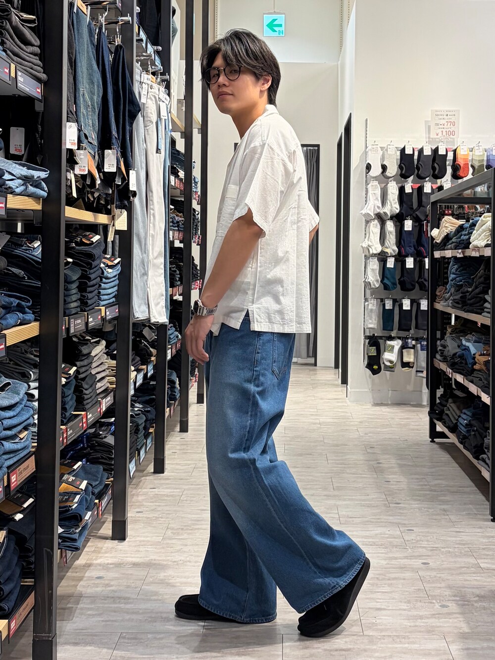 ホワイト系のシャツ/ブラウス、ブルー系のデニムパンツ、ブラック系のその他を着用したメンズの夏コーディネートの2枚目の写真