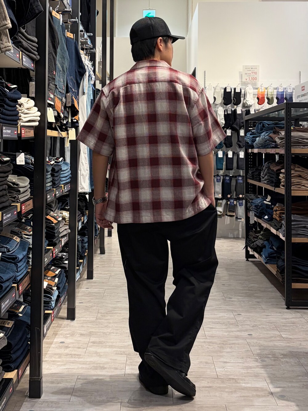 ホワイト系のTシャツ/カットソー、ブラック系のその他パンツ、レッド系のシャツ/ブラウスを着用したメンズの春コーディネートの3枚目の写真