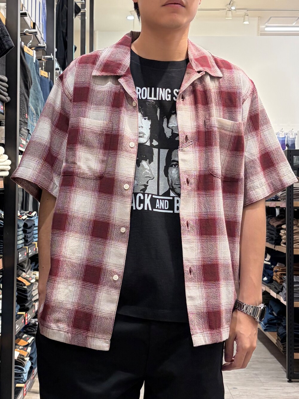 ホワイト系のTシャツ/カットソー、ブラック系のその他パンツ、レッド系のシャツ/ブラウスを着用したメンズの春コーディネートの5枚目の写真