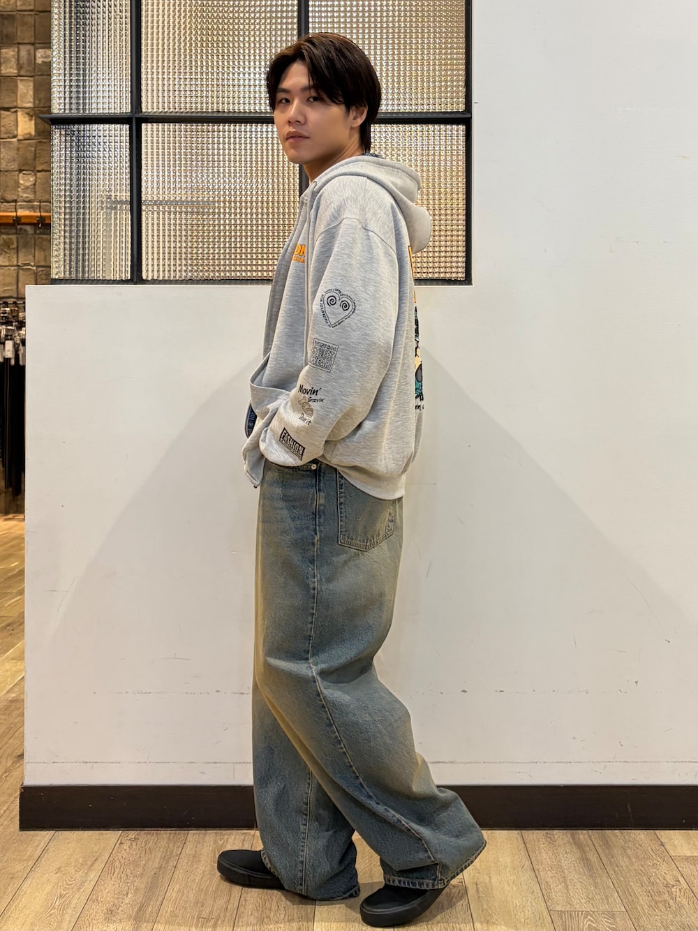 ブルー系のデニムパンツ、ブラック系のTシャツ/カットソーを着用したメンズの秋コーディネートの4枚目の写真