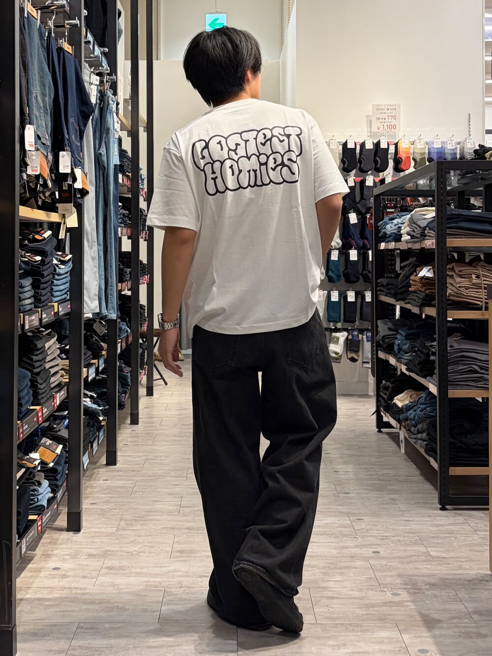 ホワイト系のTシャツ/カットソー、ブラック系のデニムパンツ、ブラック系のベルトを着用したメンズの夏コーディネートの4枚目の写真