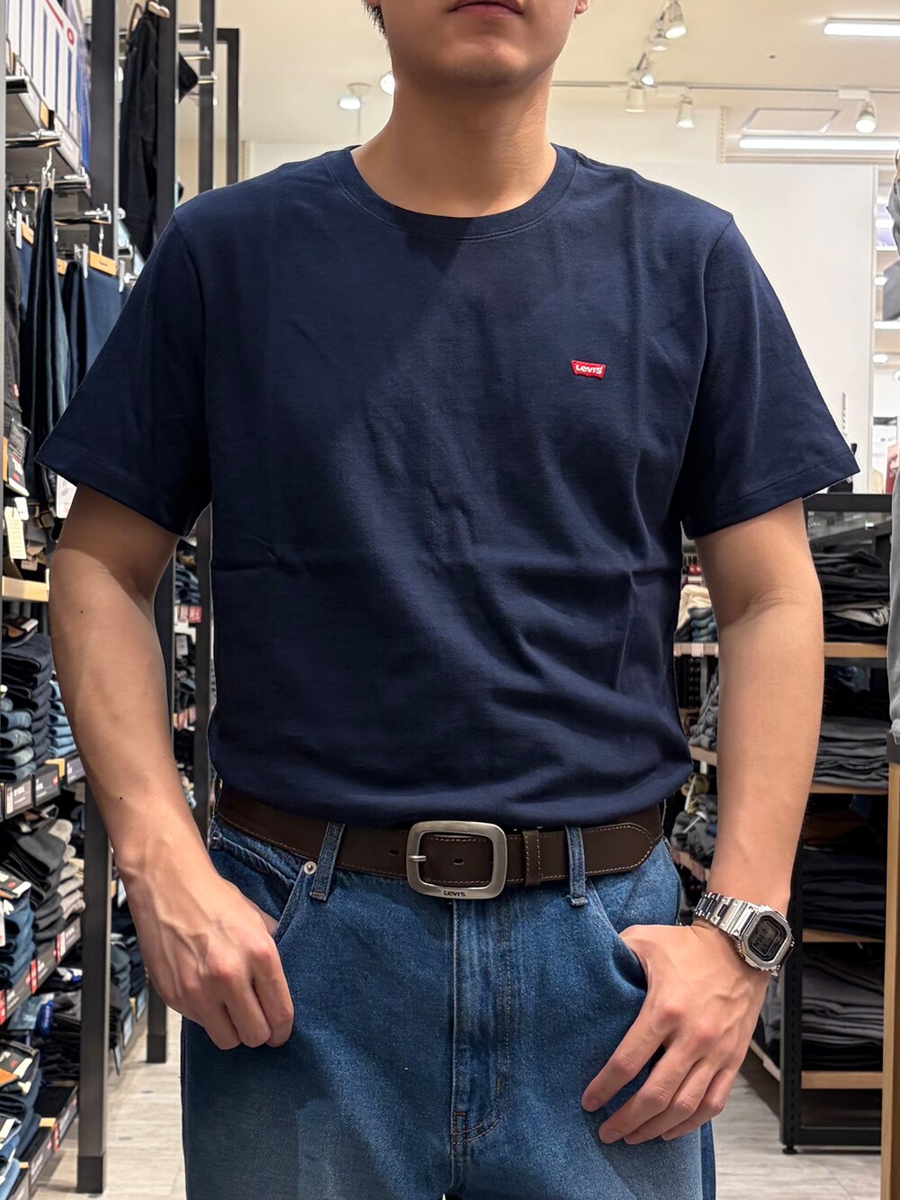 ブルー系のTシャツ/カットソー、ブルー系のデニムパンツを着用したメンズの夏コーディネートの5枚目の写真