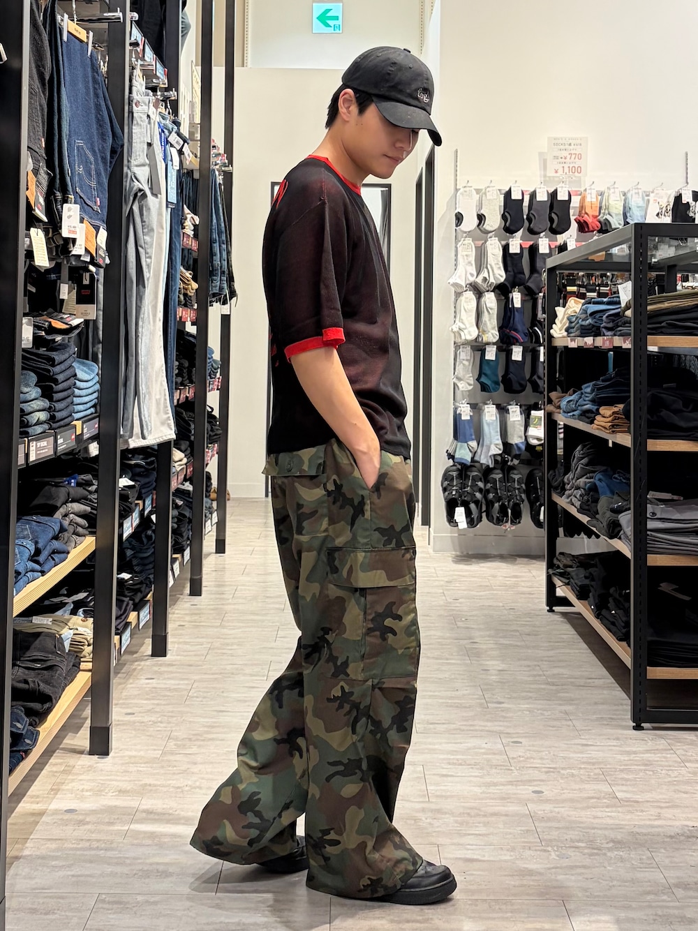 ブラック系のニット/セーター、グリーン系のその他パンツ、ブラック系のキャップを着用したメンズの夏コーディネートの4枚目の写真