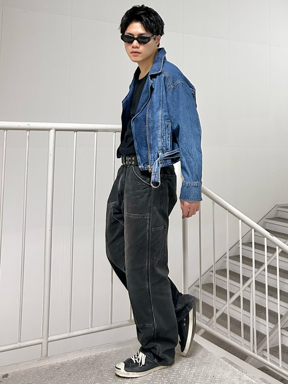 ブラック系のパンツを着用したメンズの春コーディネートの4枚目の写真