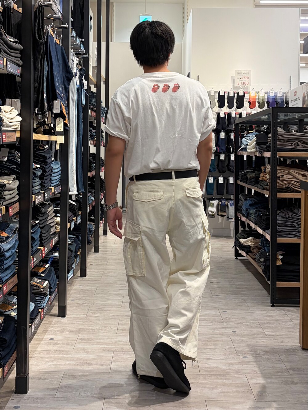 ホワイト系のTシャツ/カットソー、ホワイト系のその他パンツを着用したメンズの夏コーディネートの4枚目の写真