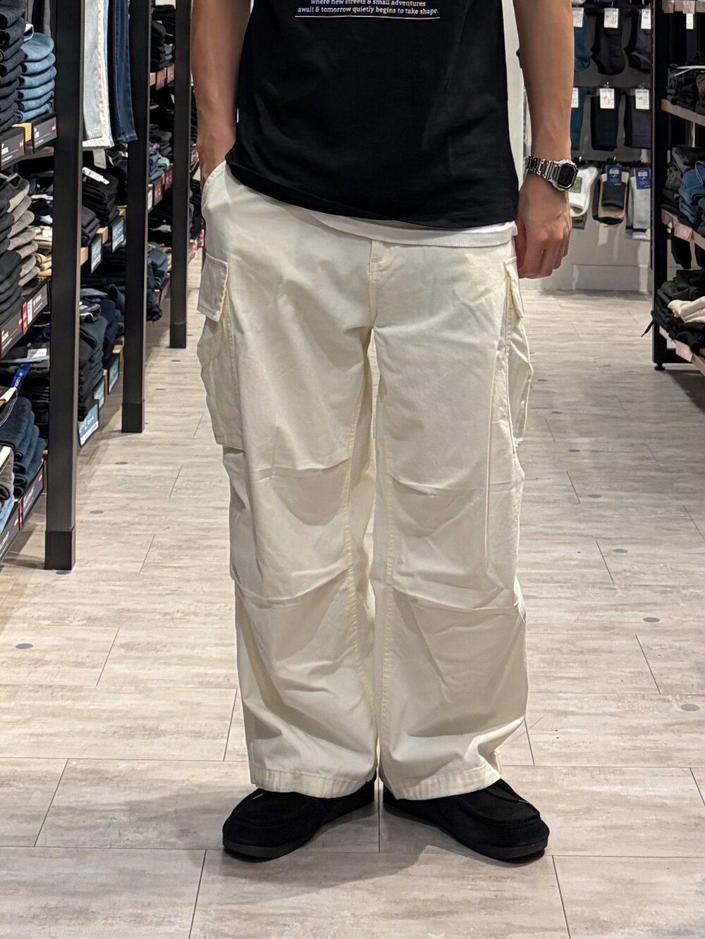 ブラウン系のシャツ/ブラウス、ブラック系のTシャツ/カットソー、ホワイト系のその他パンツを着用したメンズの夏コーディネートの8枚目の写真