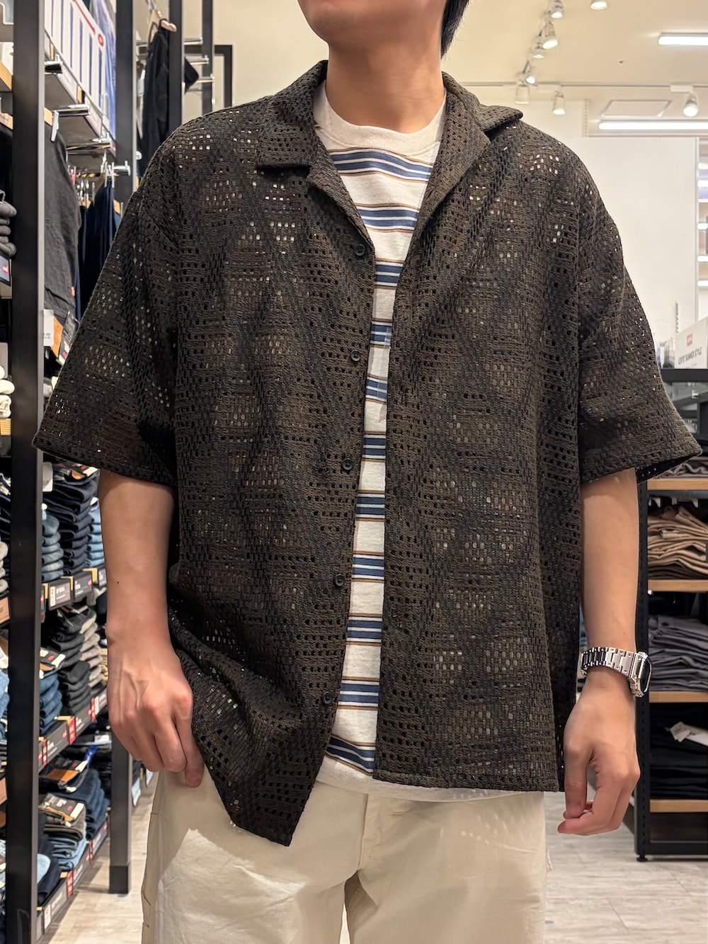 ホワイト系のTシャツ/カットソー、ブラウン系のシャツ/ブラウスを着用したメンズの夏コーディネートの5枚目の写真