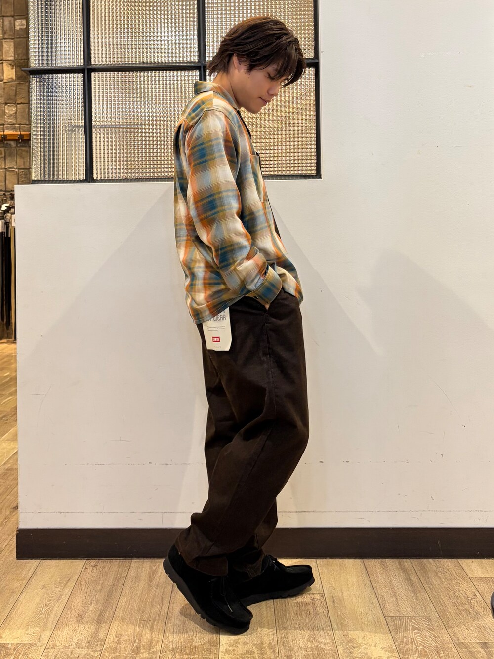 ベージュ系のシャツ/ブラウス、ホワイト系のTシャツ/カットソーを着用したメンズの秋コーディネートの2枚目の写真