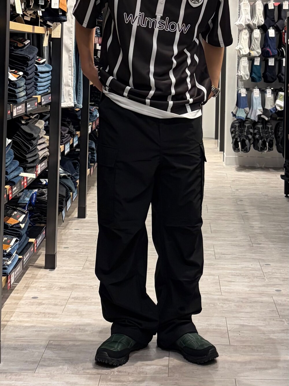 ブラック系のその他パンツ、ホワイト系のタンクトップ、ブルー系のキャップを着用したメンズの夏コーディネートの7枚目の写真