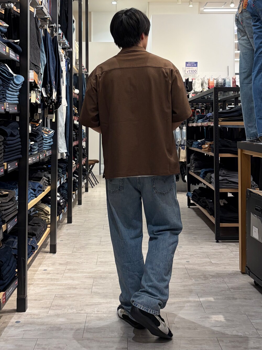 ブルー系のデニムパンツ、ブラウン系のシャツ/ブラウスを着用したメンズの夏コーディネートの3枚目の写真