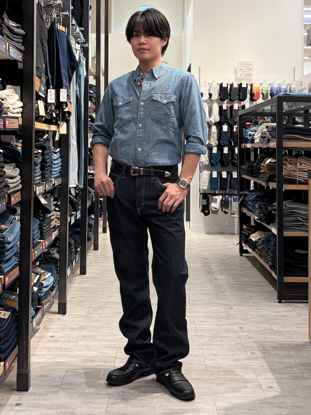 ブルー系のデニムパンツ、ブルー系のシャツ/ブラウスを着用したメンズの夏コーディネートの2枚目の写真