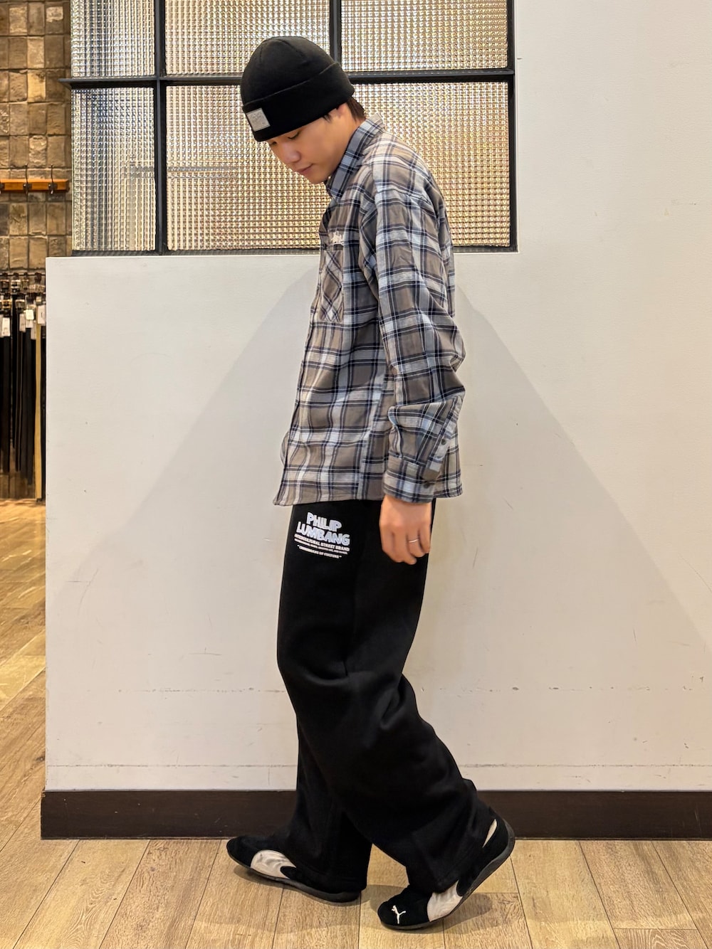 ブラック系のその他パンツ、グレー系のシャツ/ブラウス、ブラック系のTシャツ/カットソーを着用したメンズの秋コーディネートの4枚目の写真