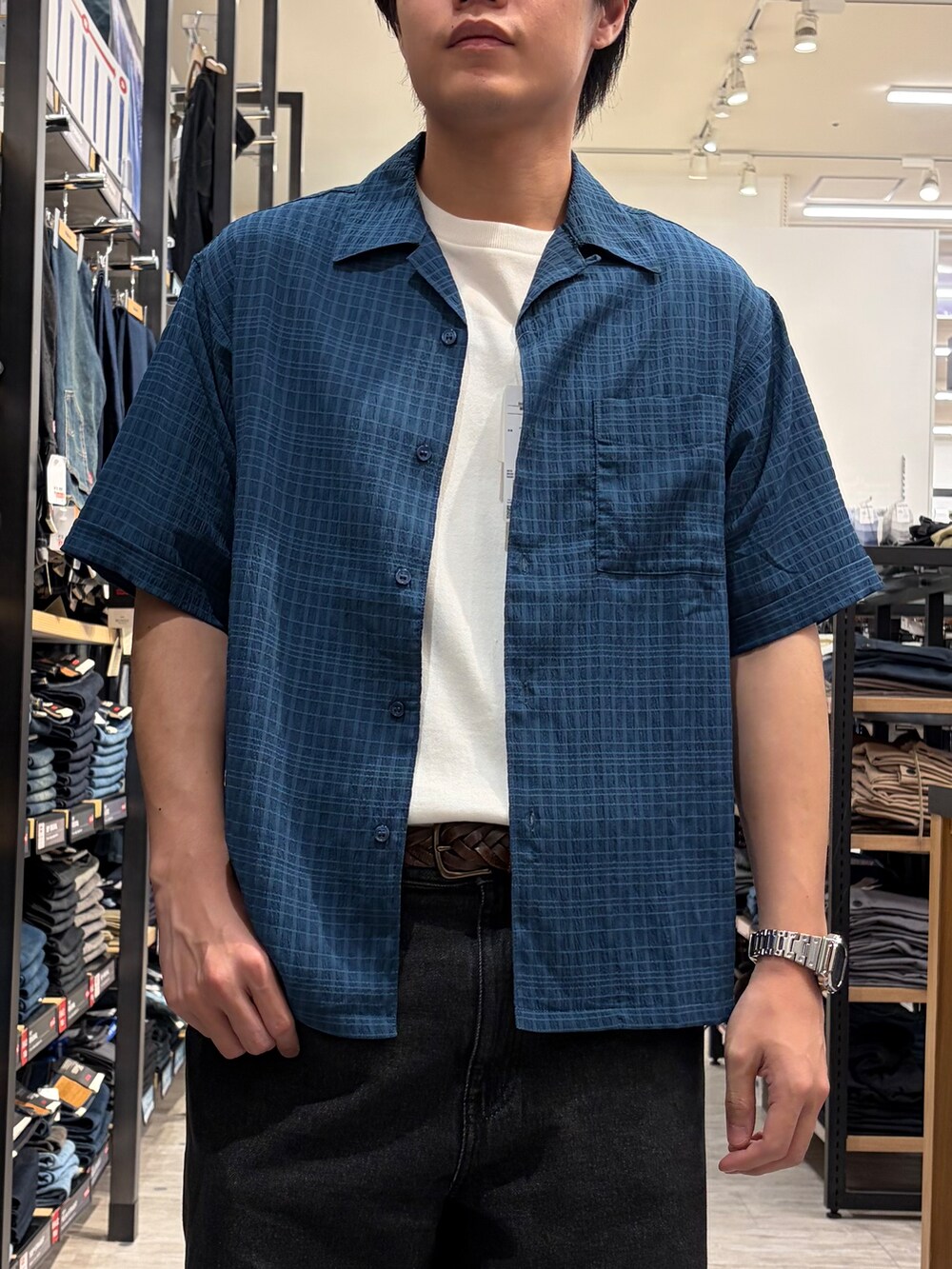 ブルー系のシャツ/ブラウス、ホワイト系のTシャツ/カットソー、ブラック系のデニムパンツを着用したメンズの夏コーディネートの5枚目の写真
