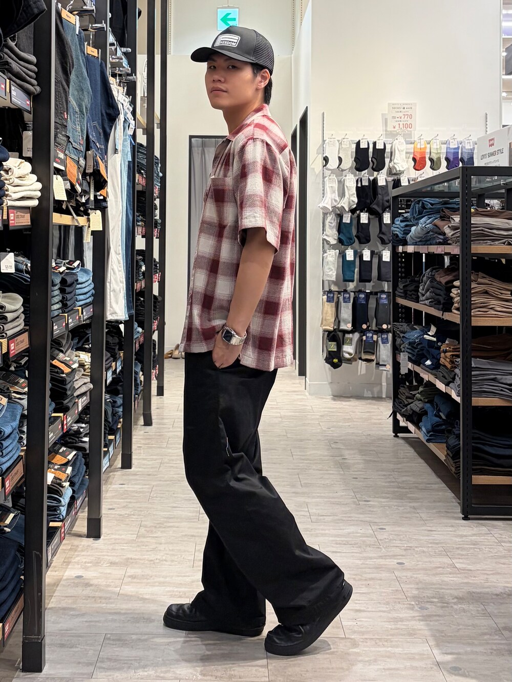 ホワイト系のTシャツ/カットソー、ブラック系のその他パンツ、レッド系のシャツ/ブラウスを着用したメンズの春コーディネートの4枚目の写真