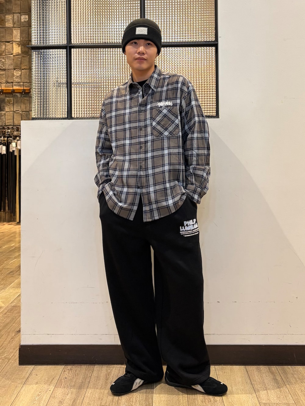 ブラック系のその他パンツ、グレー系のシャツ/ブラウス、ブラック系のTシャツ/カットソーを着用したメンズの秋コーディネートの5枚目の写真