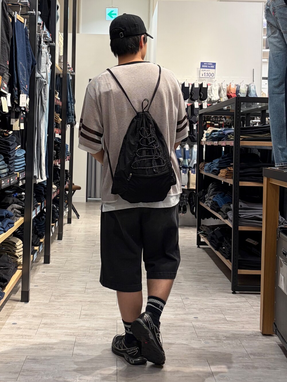 グレー系のニット/セーター、ブラック系のショルダーバッグ、ホワイト系のタンクトップを着用したメンズの夏コーディネートの4枚目の写真