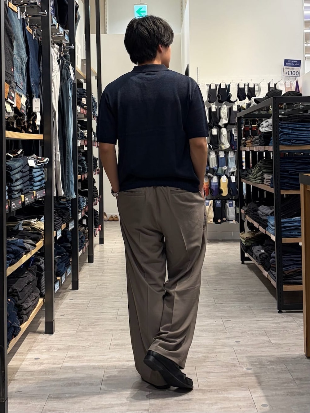 ブルー系のニット/セーター、グレー系のその他パンツを着用したメンズの春コーディネートの5枚目の写真