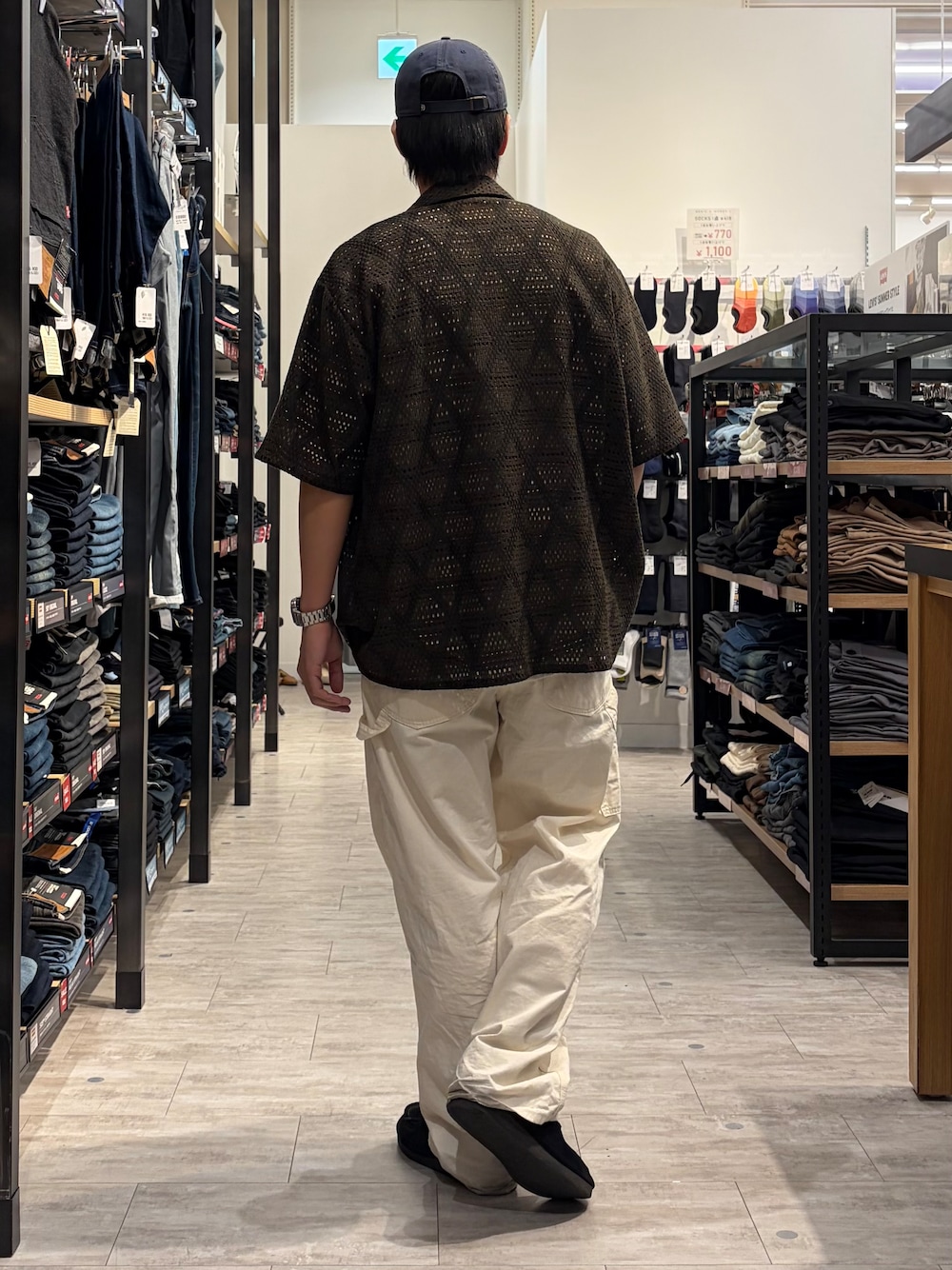 ホワイト系のTシャツ/カットソー、ブラウン系のシャツ/ブラウスを着用したメンズの夏コーディネートの3枚目の写真