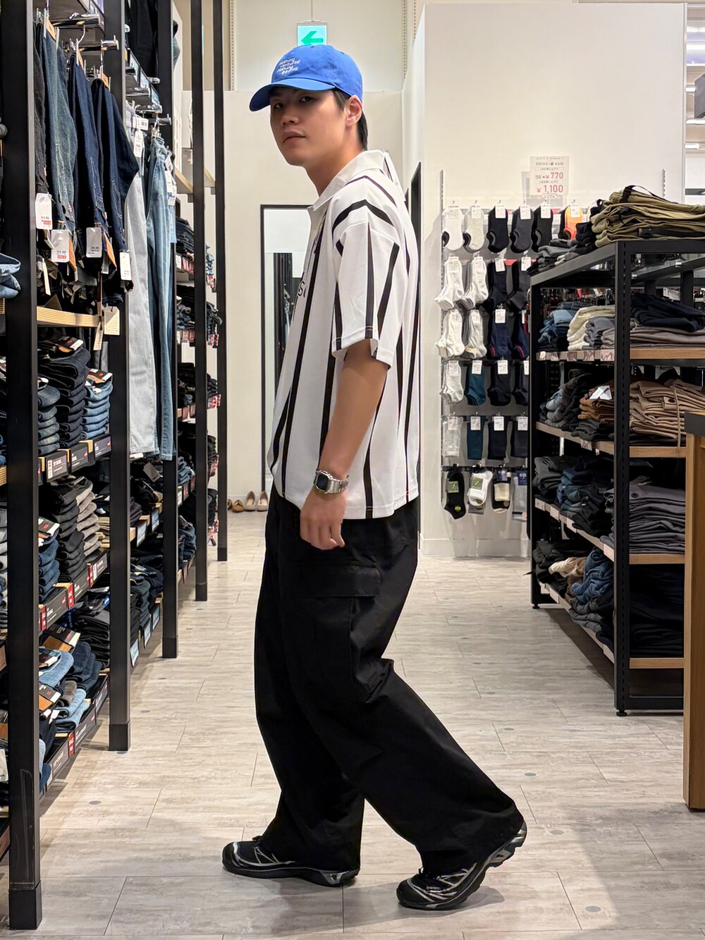 ブラック系のその他パンツ、ブルー系のキャップを着用したメンズの夏コーディネートの3枚目の写真