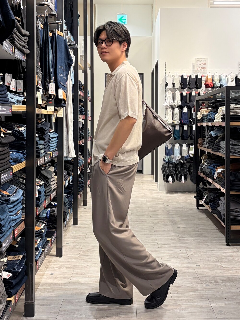 ブラウン系のその他パンツ、ホワイト系のニット/セーター、ブラウン系のショルダーバッグを着用したメンズの夏コーディネートの4枚目の写真