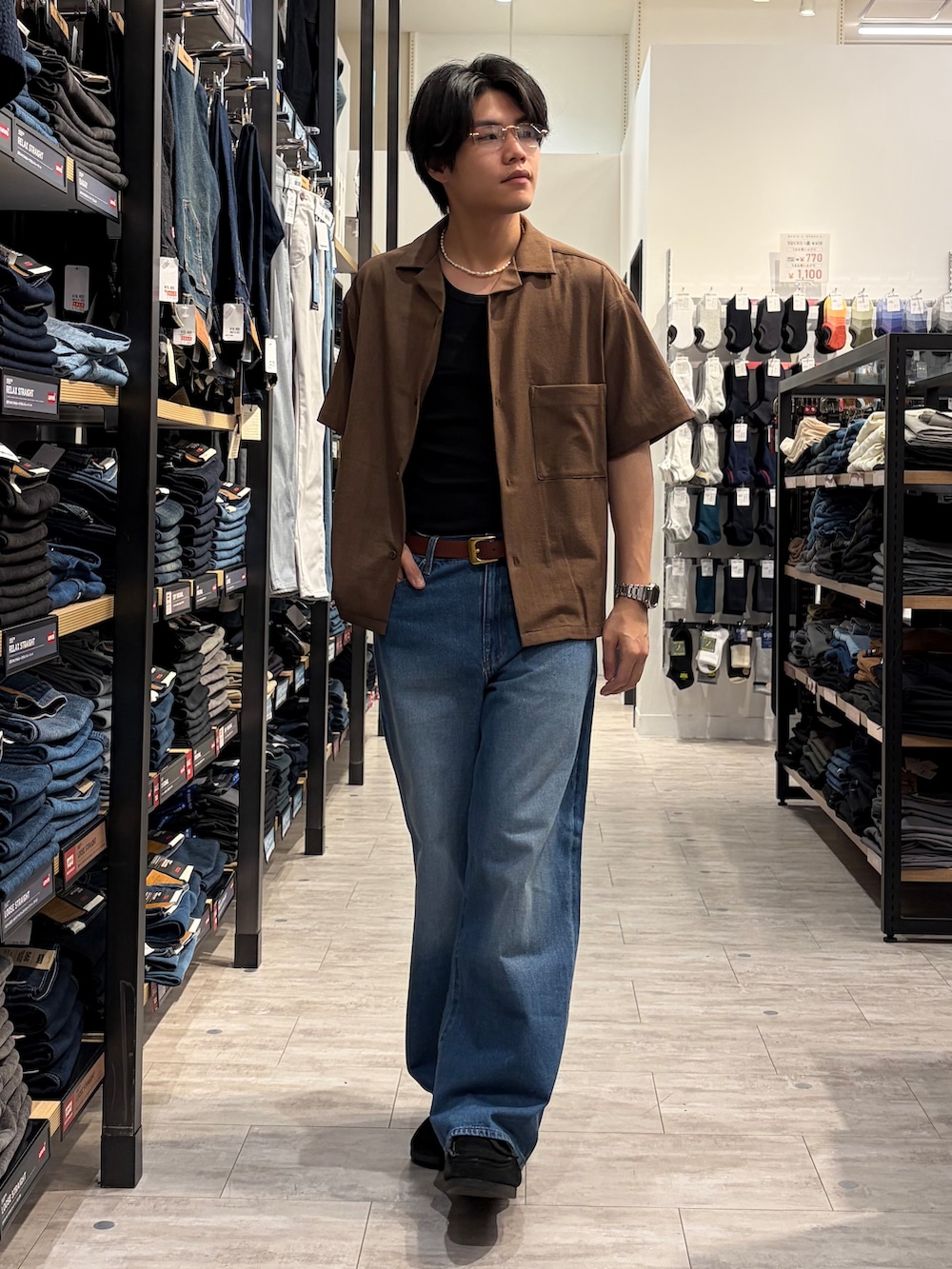 ブルー系のデニムパンツ、ブラウン系のシャツ/ブラウス、ブラック系のタンクトップを着用したメンズの夏コーディネートの2枚目の写真