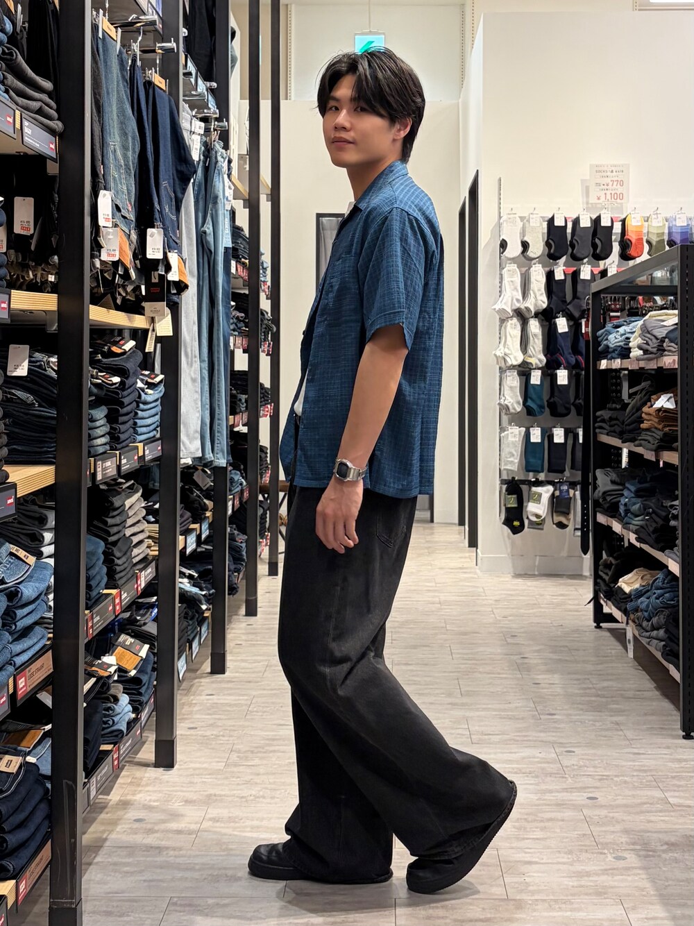 ブルー系のシャツ/ブラウス、ホワイト系のTシャツ/カットソー、ブラック系のデニムパンツを着用したメンズの夏コーディネートの3枚目の写真