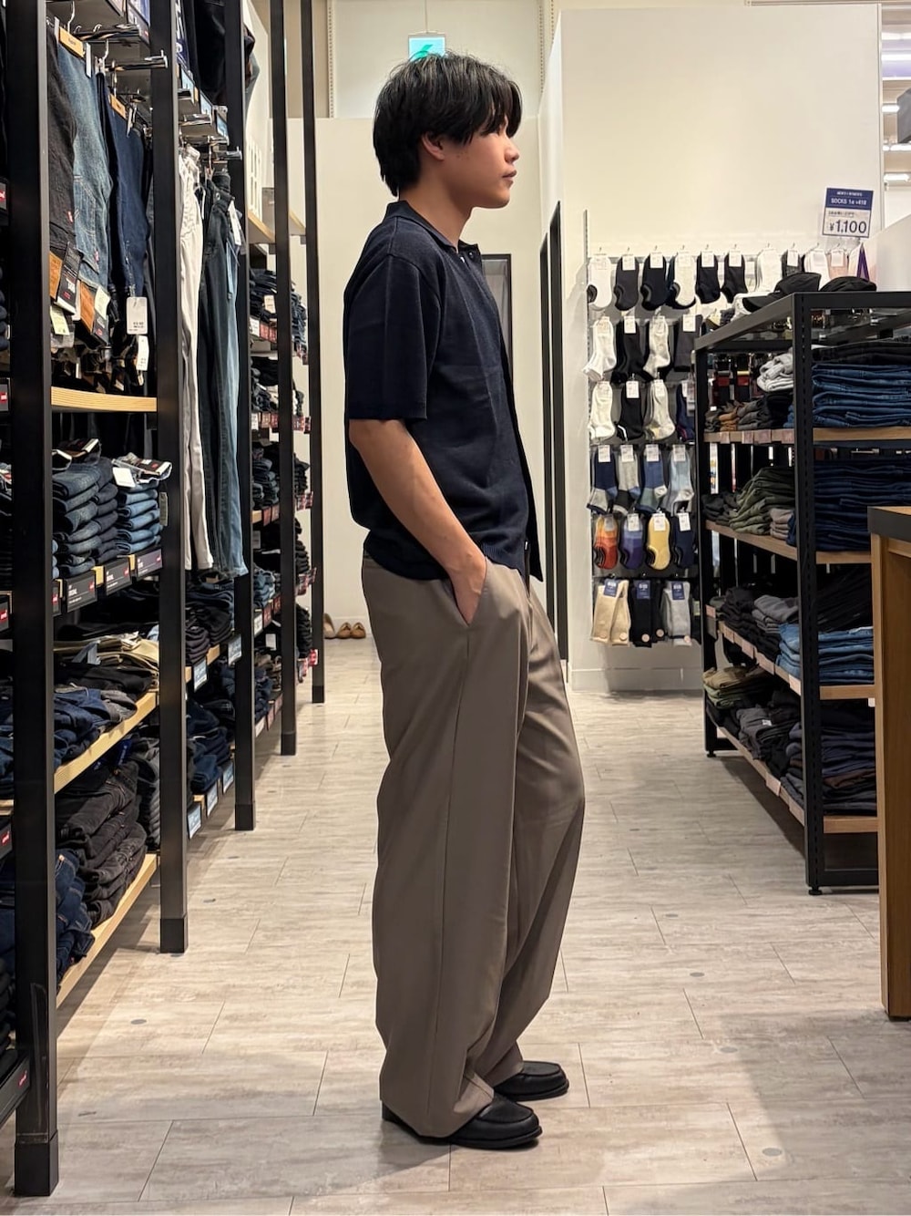 ブルー系のニット/セーター、グレー系のその他パンツを着用したメンズの春コーディネートの3枚目の写真