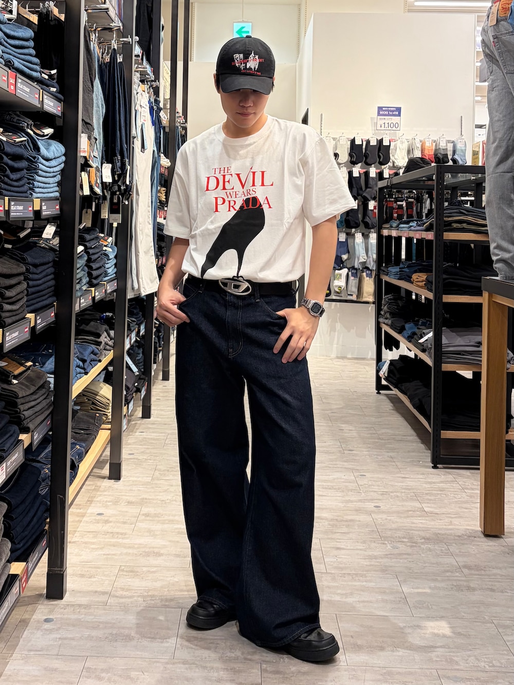 ホワイト系のTシャツ/カットソー、ブルー系のデニムパンツを着用したメンズの夏コーディネートの2枚目の写真
